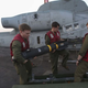 Marines cargando un misil antitanque AGM-114 Hellfire en un helicóptero de ataque Super Cobra